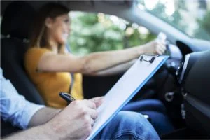 Впевнене водіння в місті: чому практика важливіша за теорію